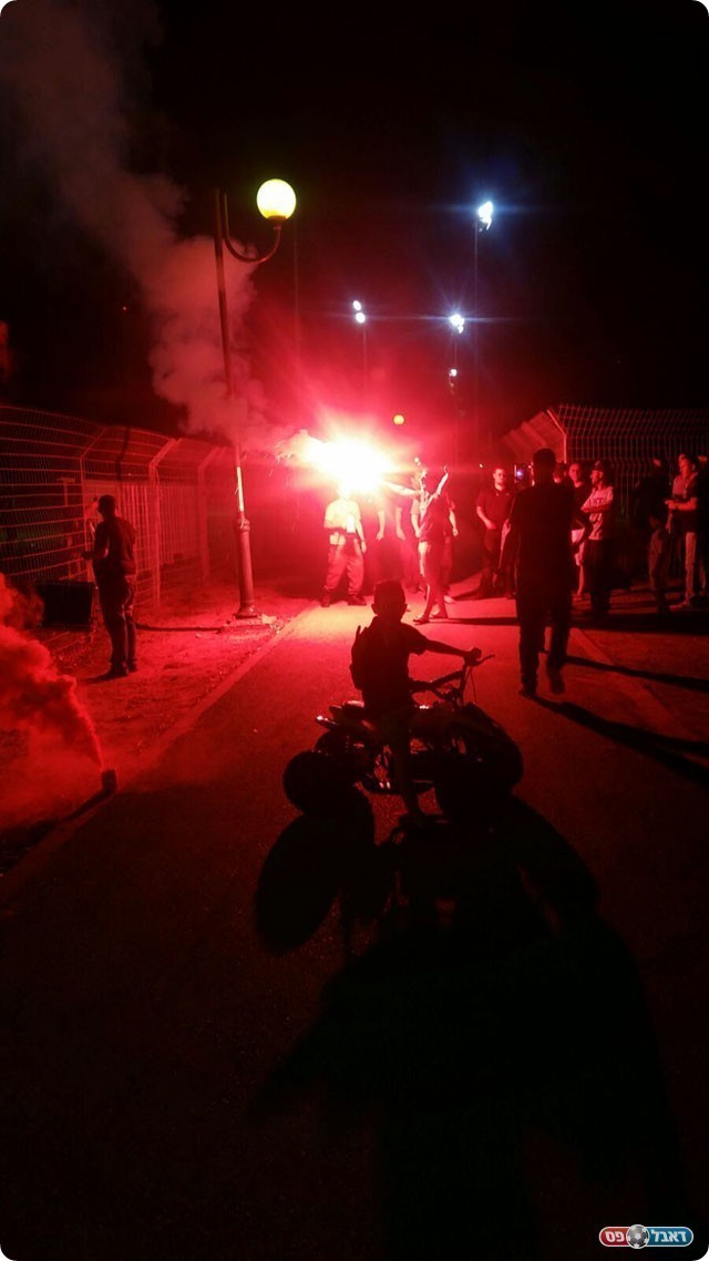 האוהדים מתכוננים לדרבי (אריק גורנו)